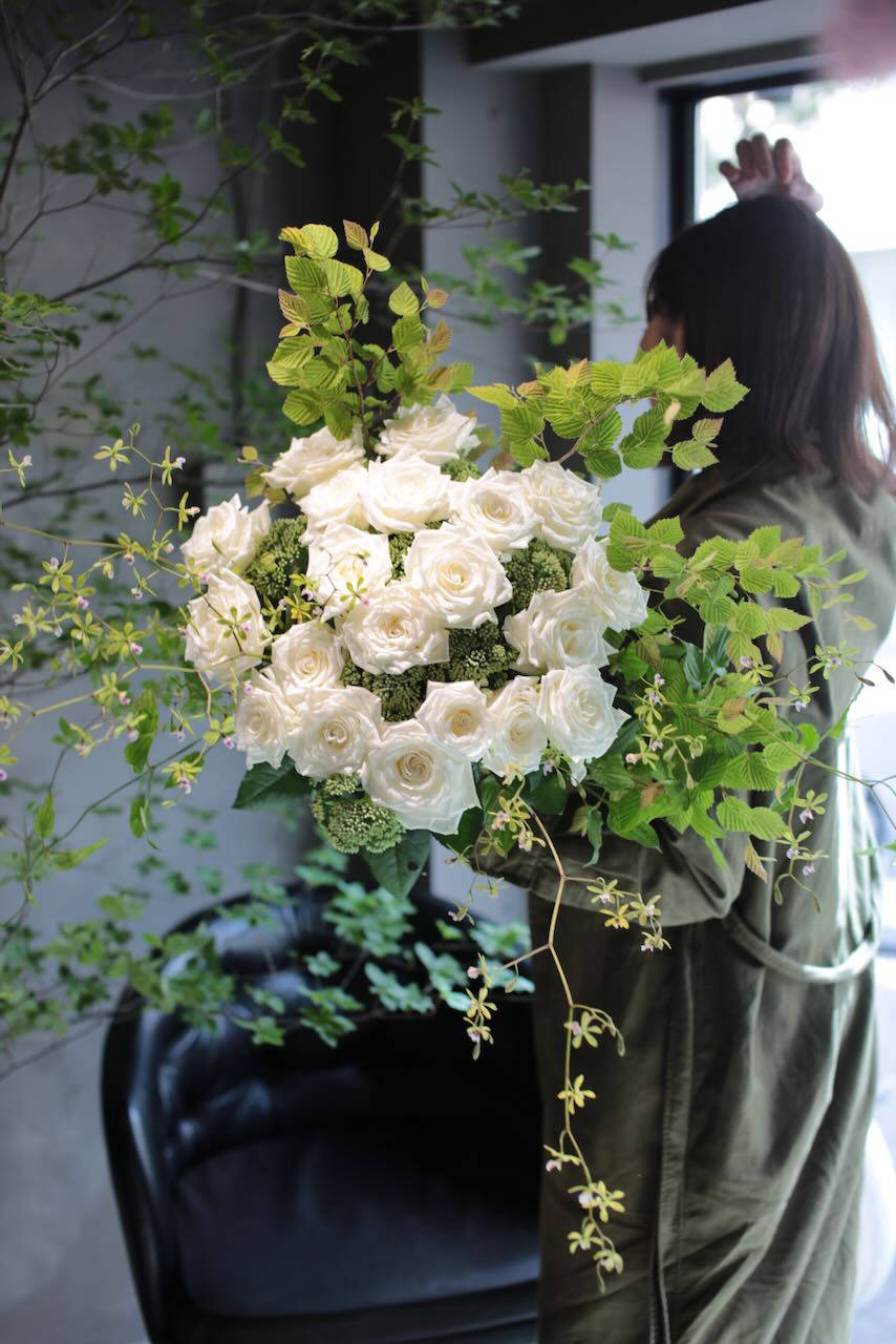 花に手を差し伸べる